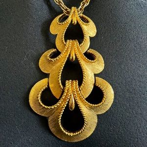 Vintage Signed TRIFARI Baroque Triple Drop Gold Tone Florentine Pendant Necklace